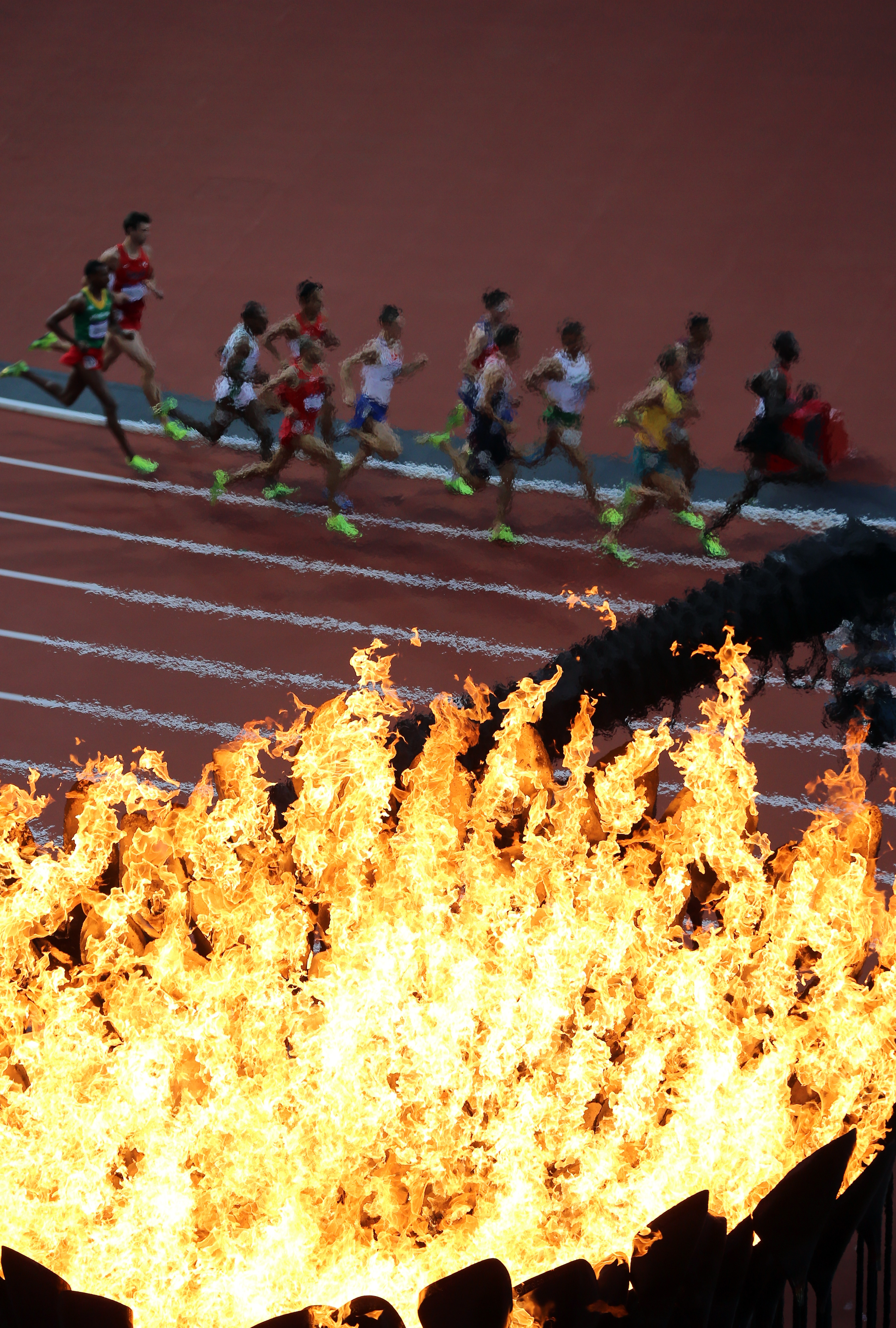 Flamme olympique et coureurs