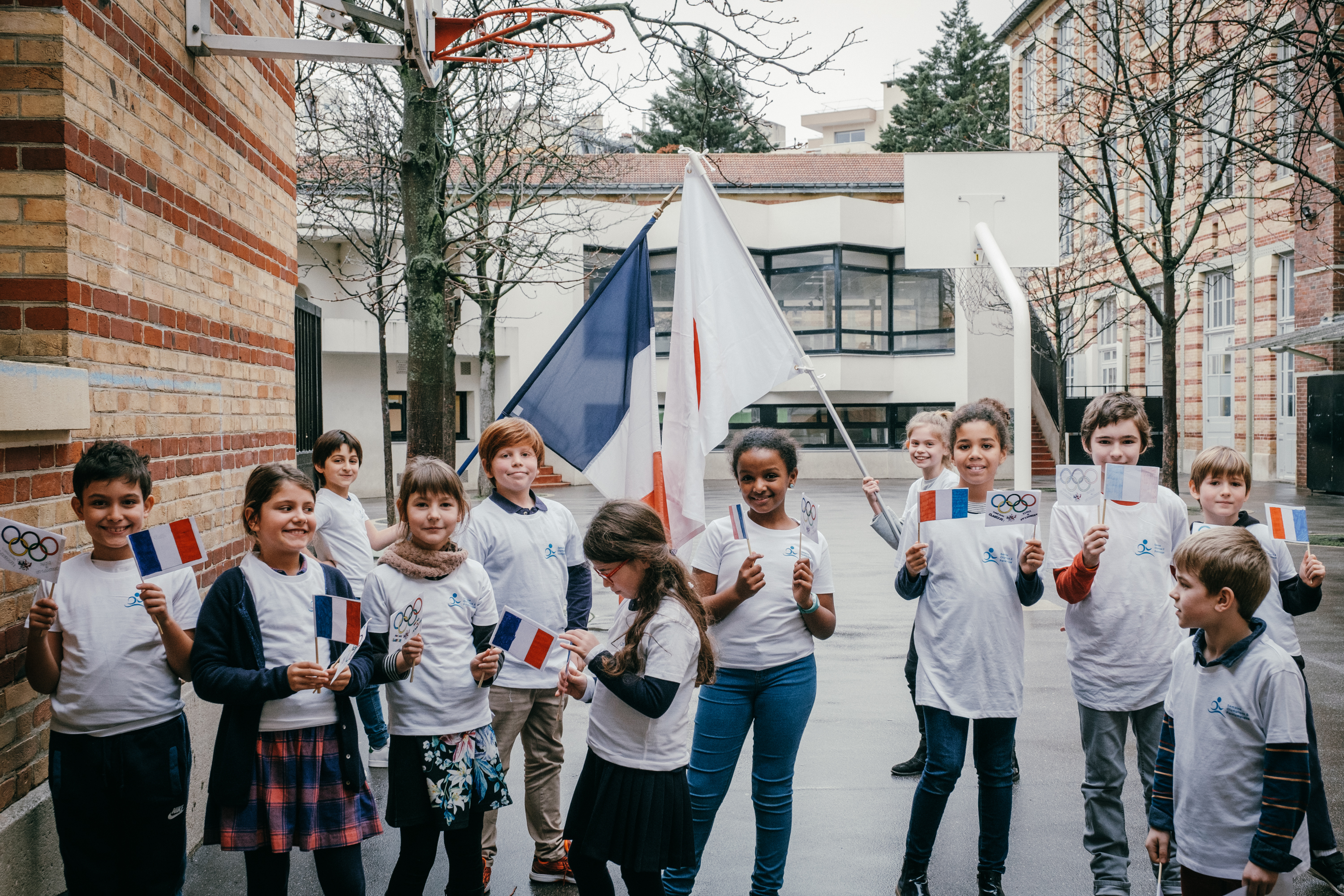 Enfants aux couleurs de la délégation olympique