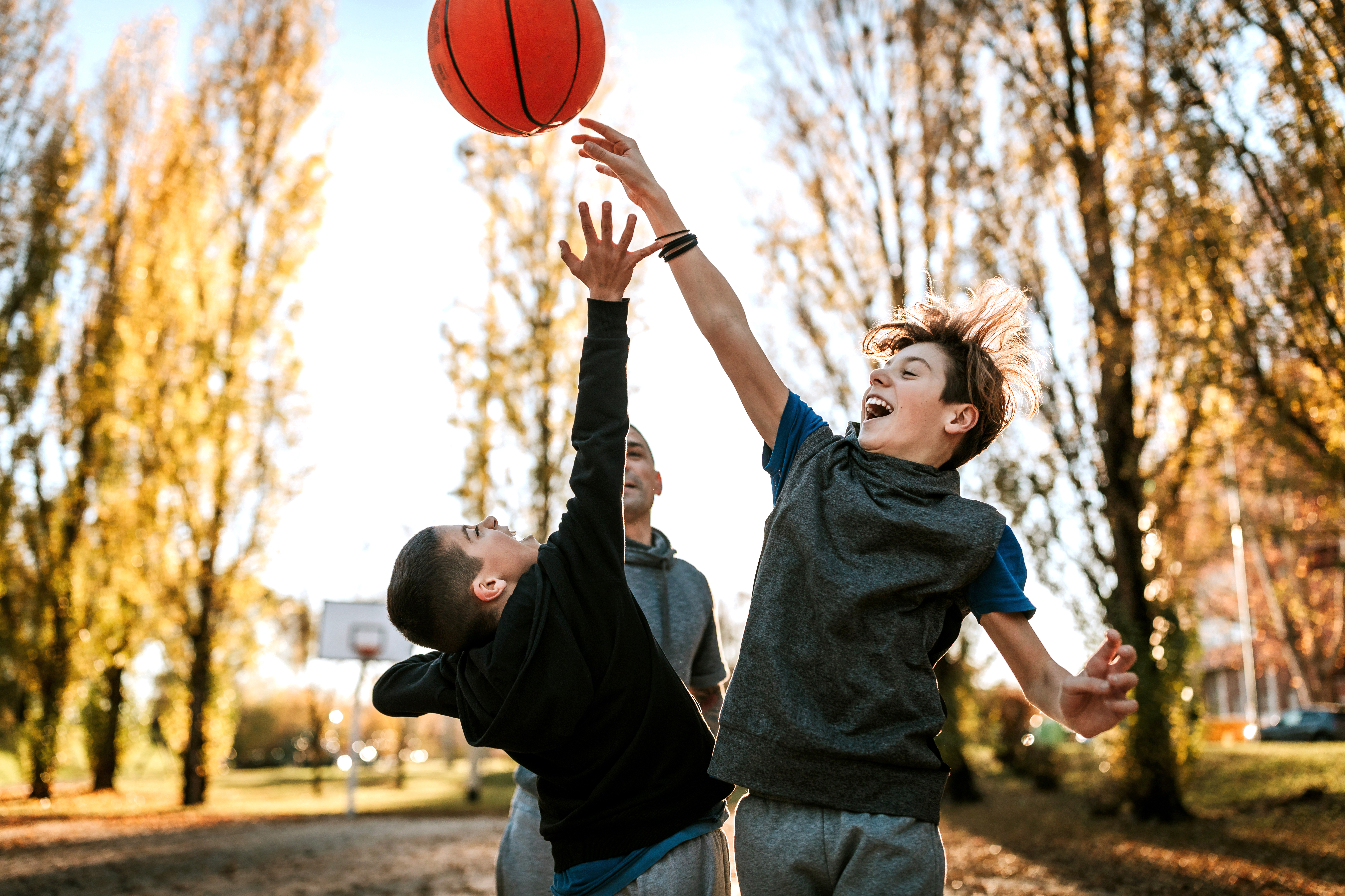 Enfants jouant au basket