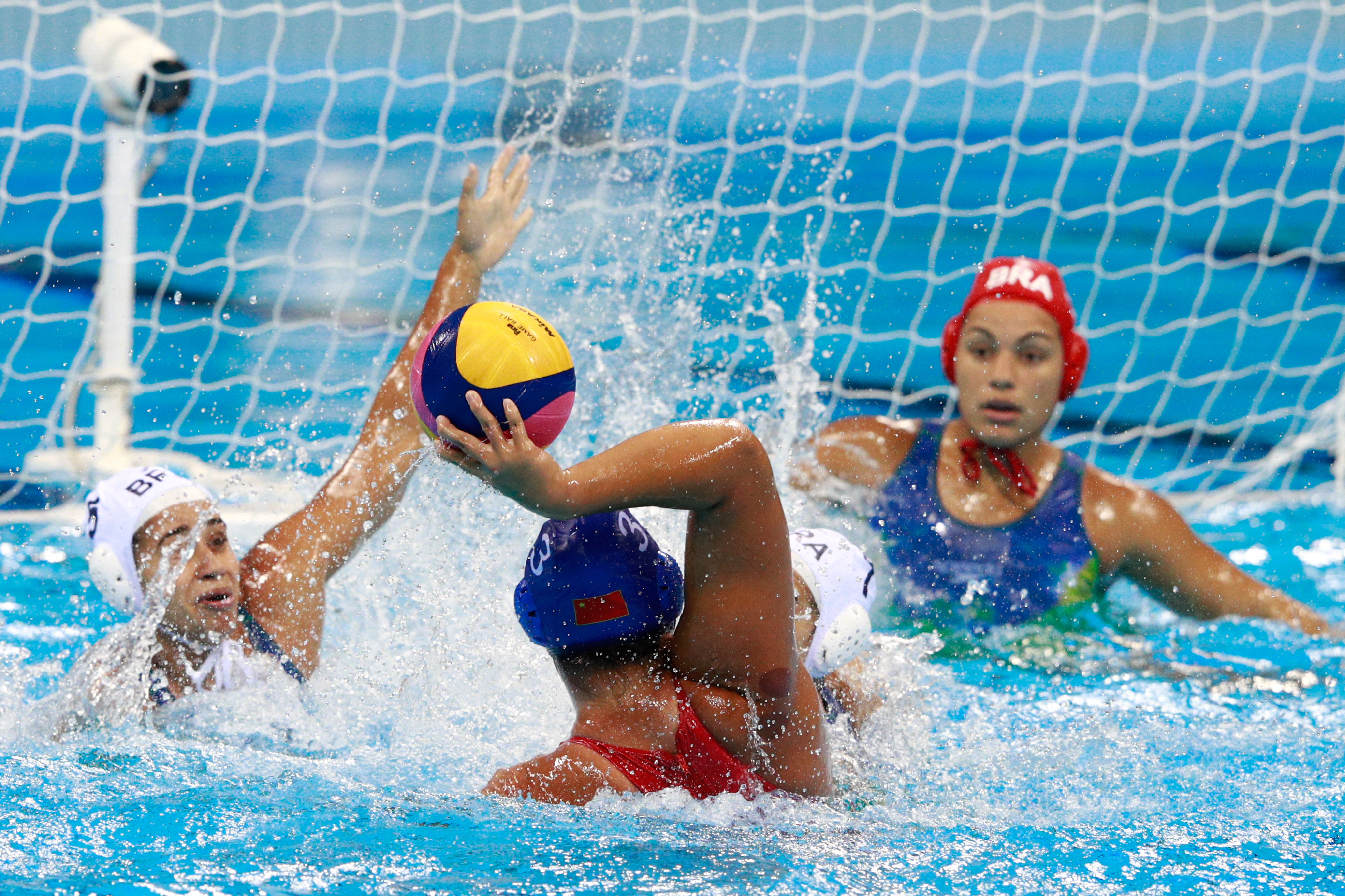 En Water Polo, une joueuse s'apprête à tirer