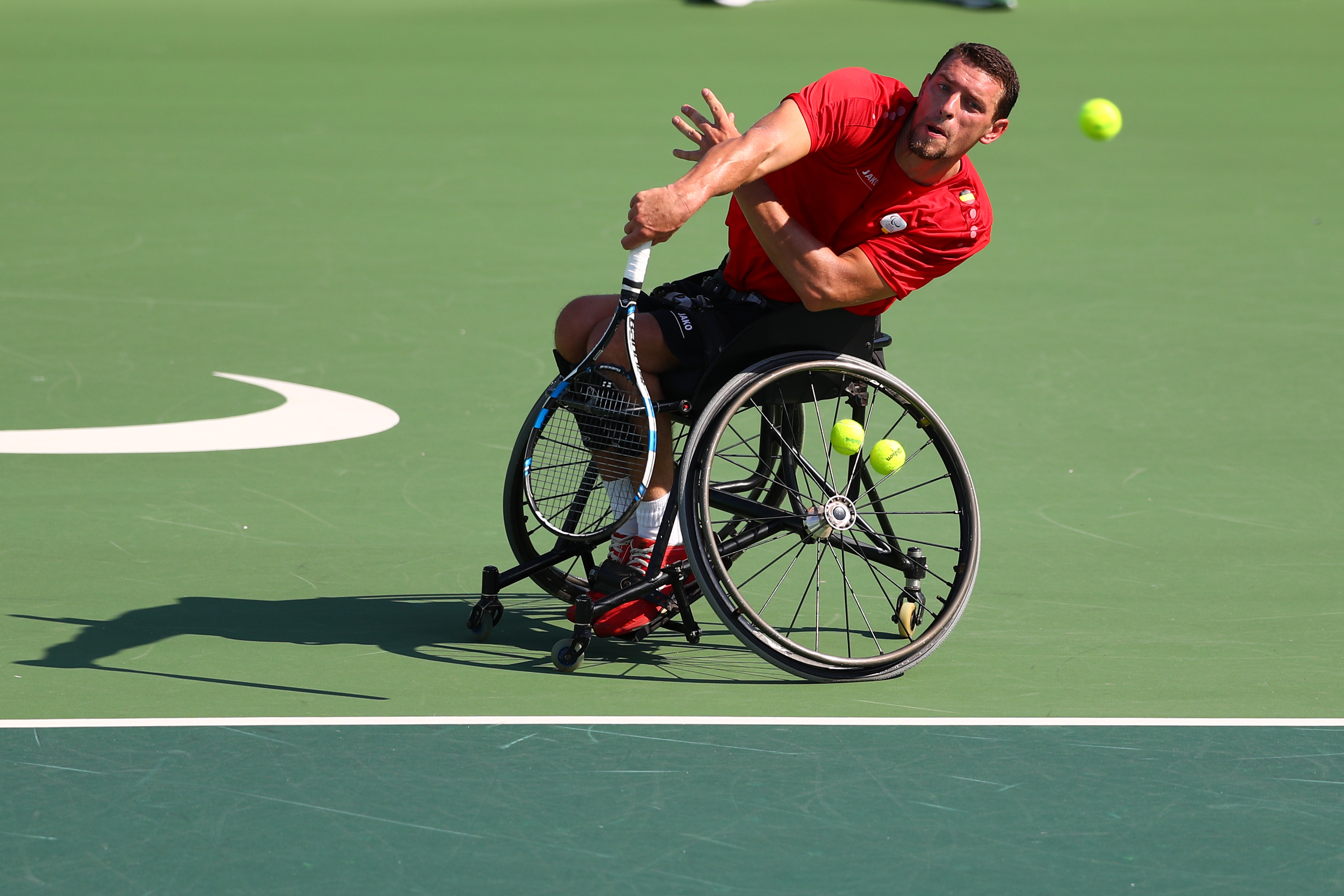 Service en tennis fauteuil
