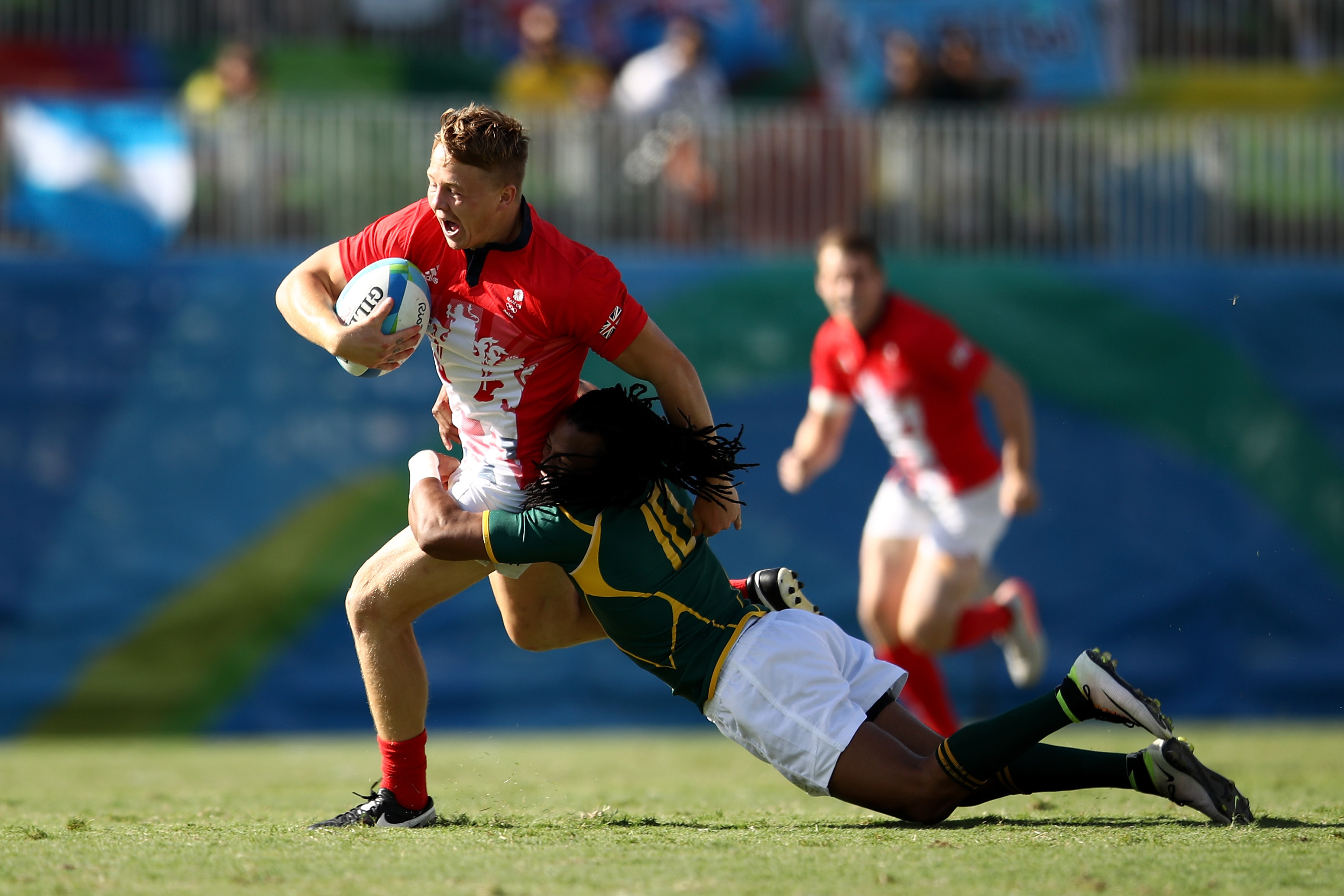Plaquage en cours lors d'un match de rugby