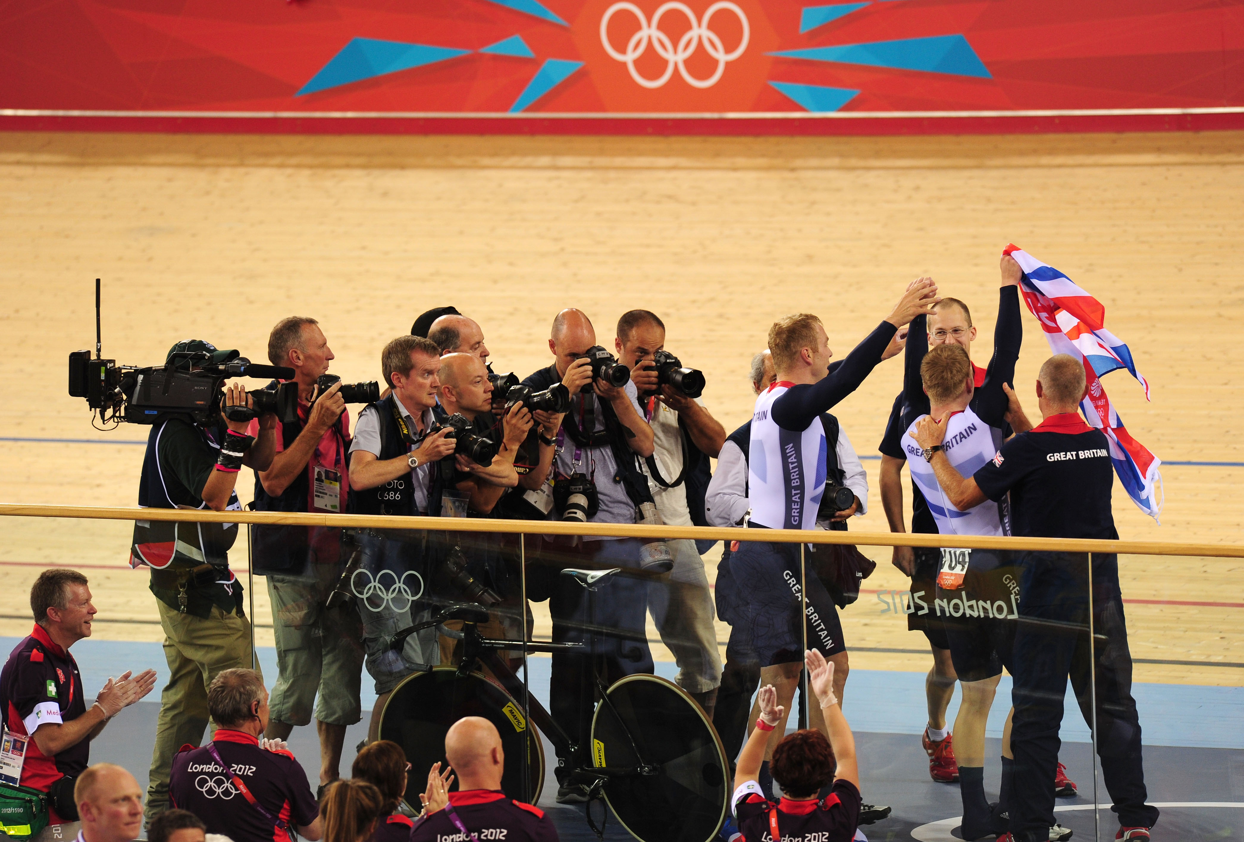 Plusieurs photographes capturent la victoire d'un athlère de Grande bretagne