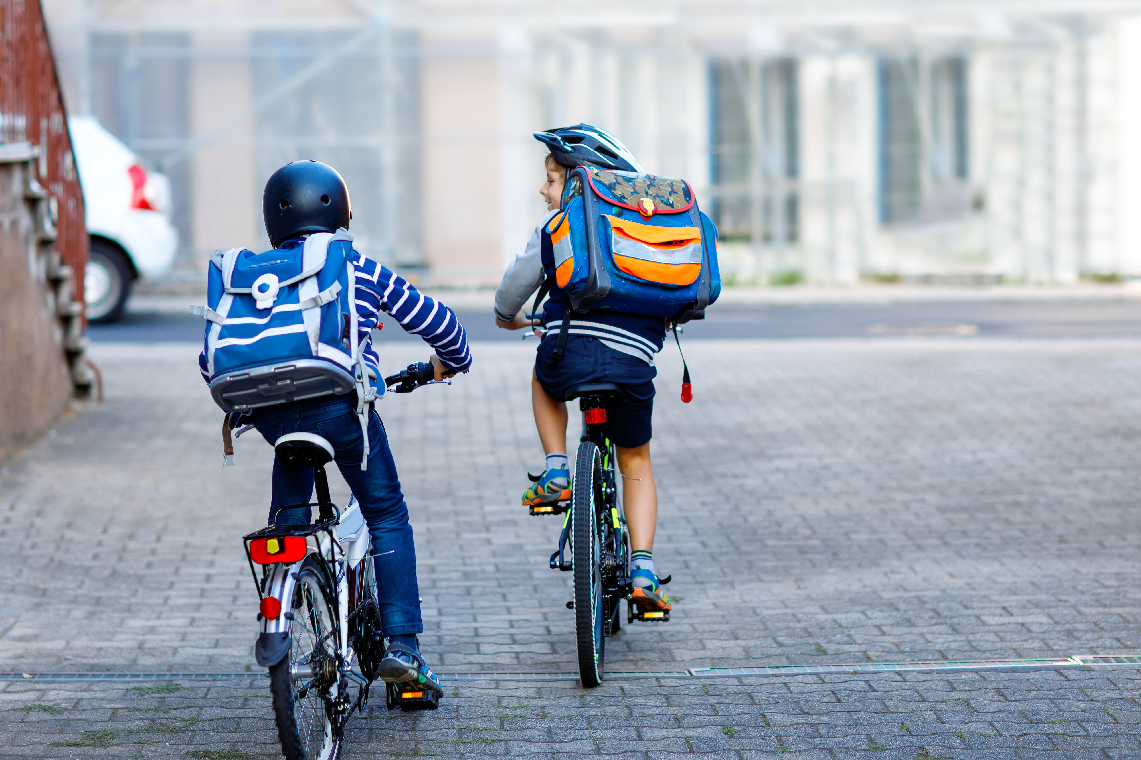 Deux enfants se déplacent en vélo