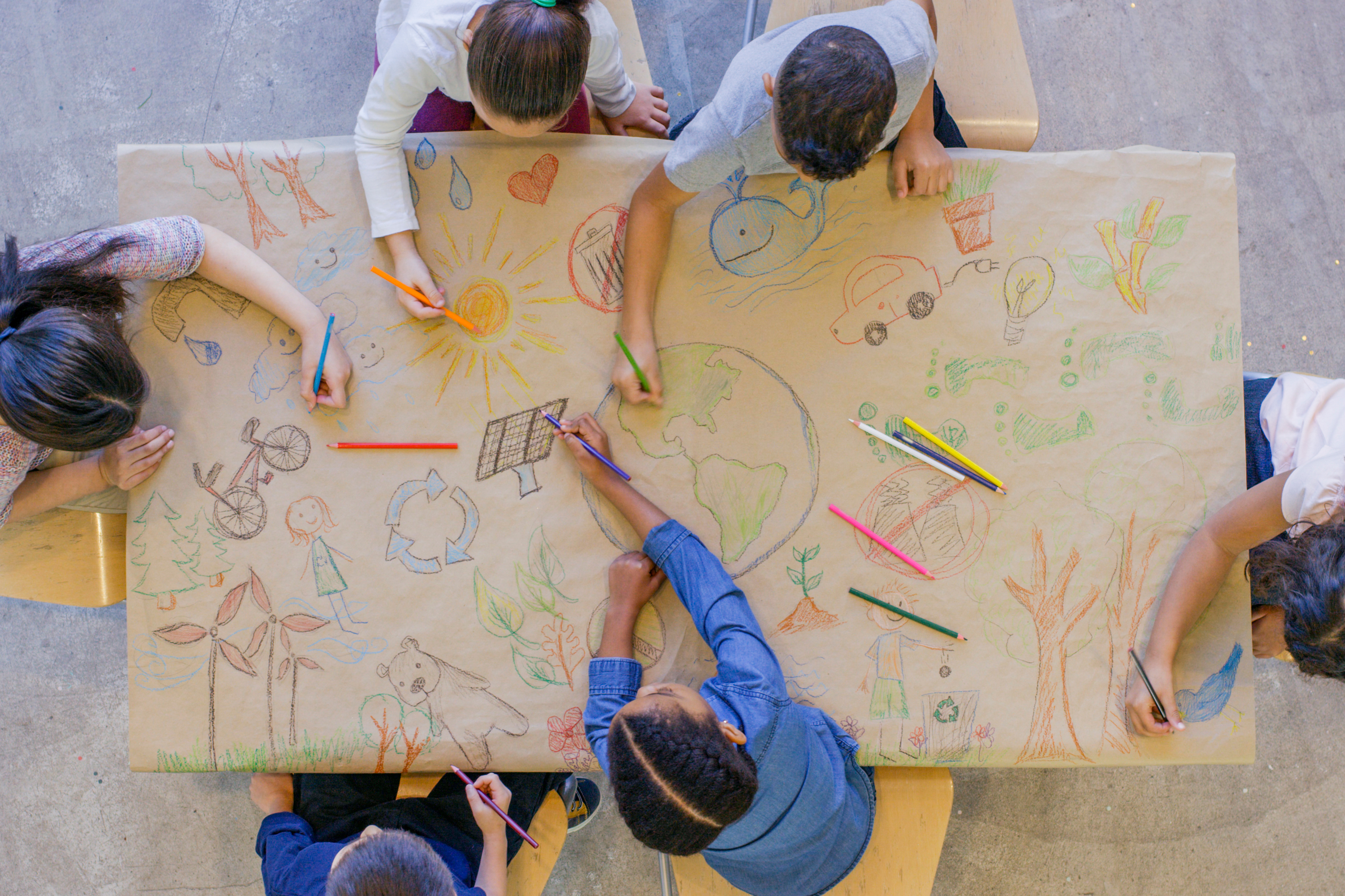 Enfants dessinant