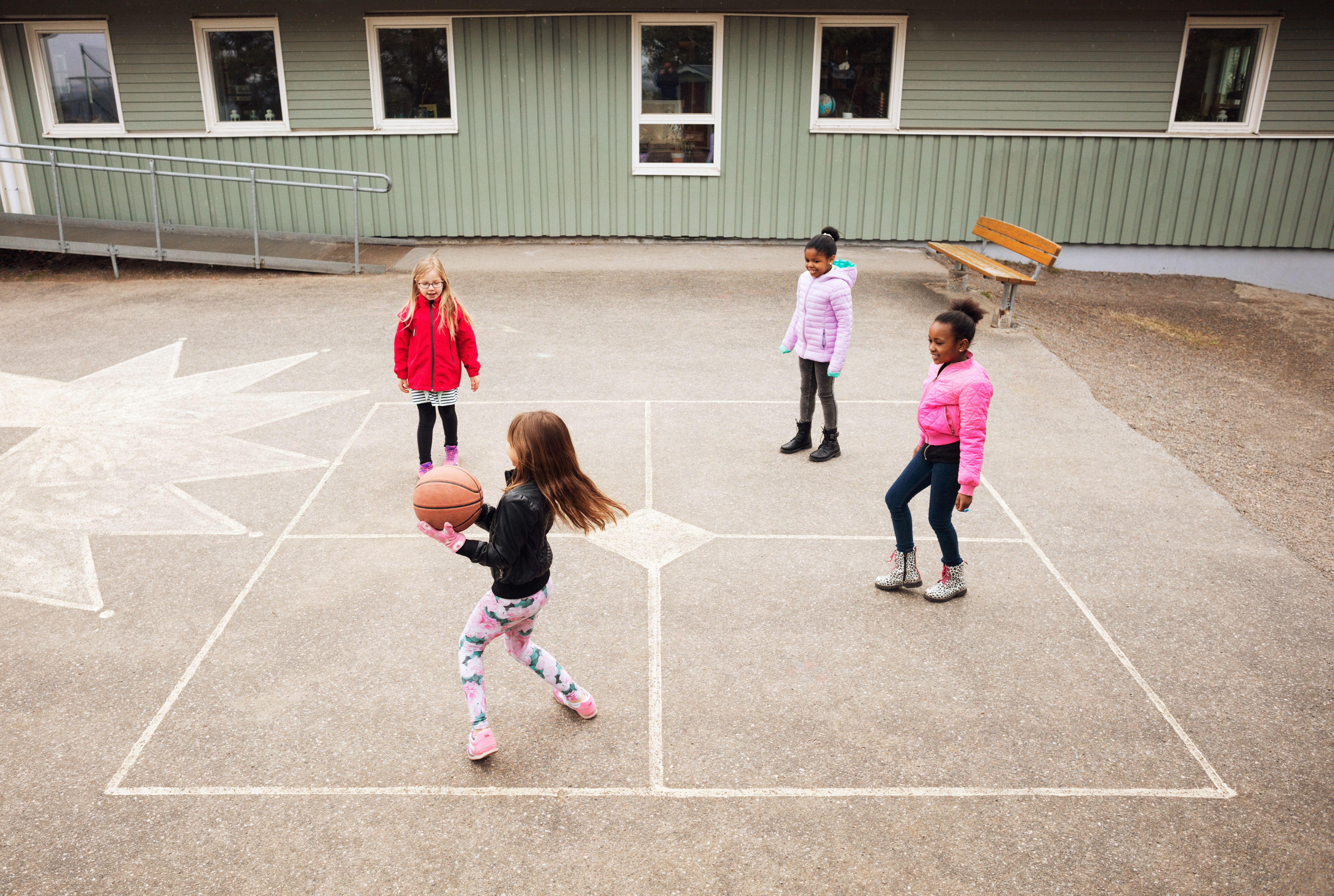 Petites filles jouant au basket