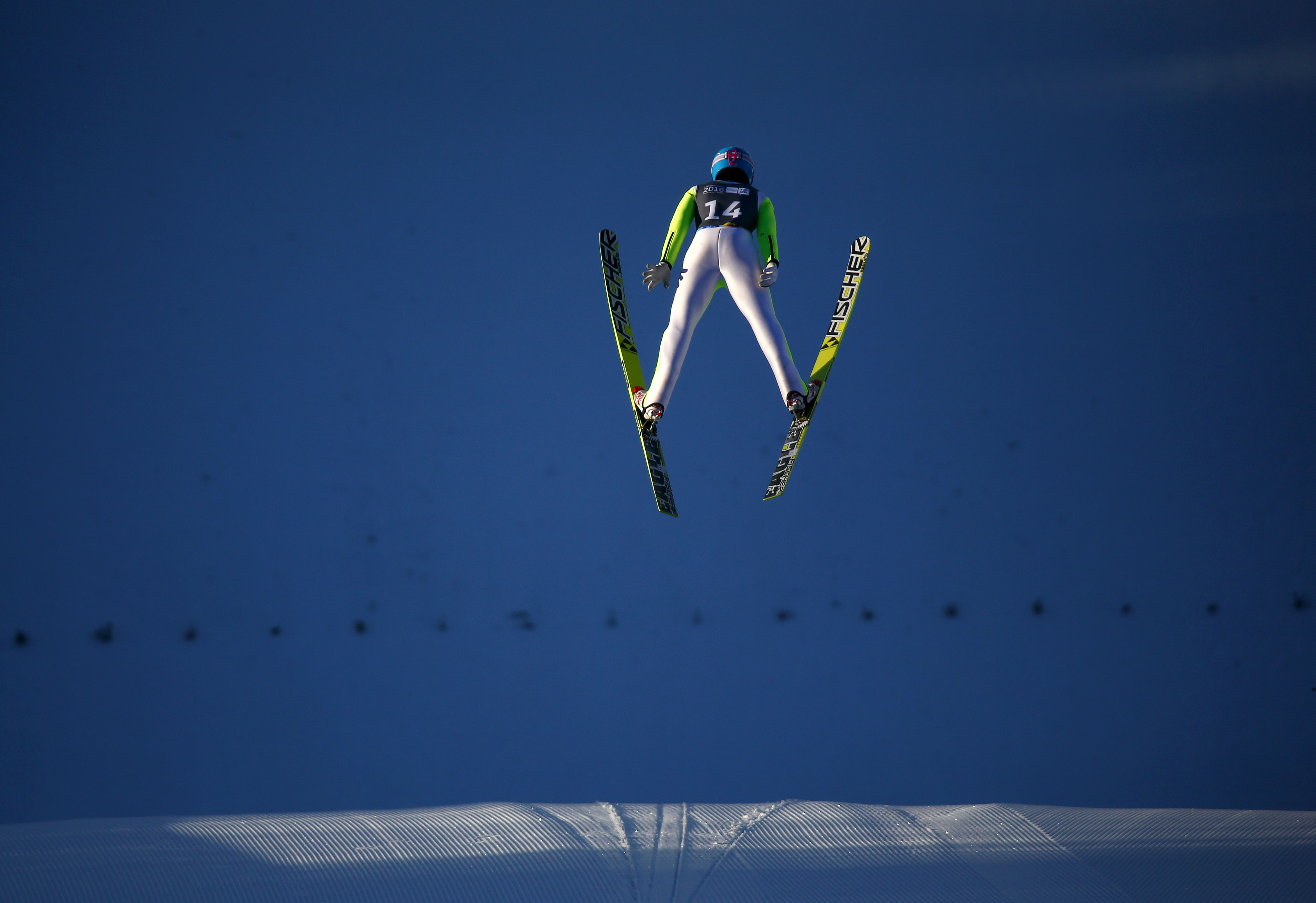 Athlète pendant un saut à ski