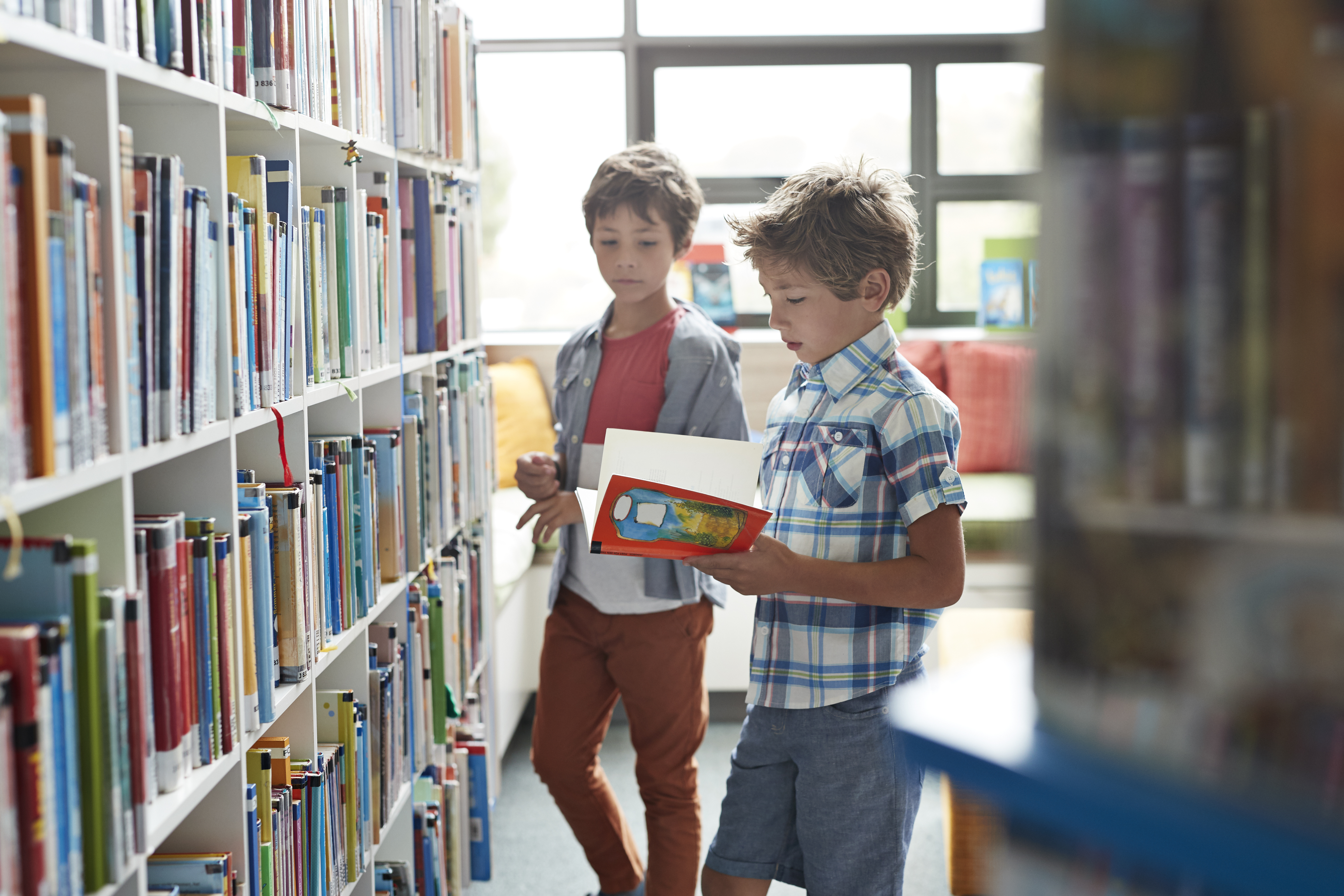 Ecoliers à la bibliothèque
