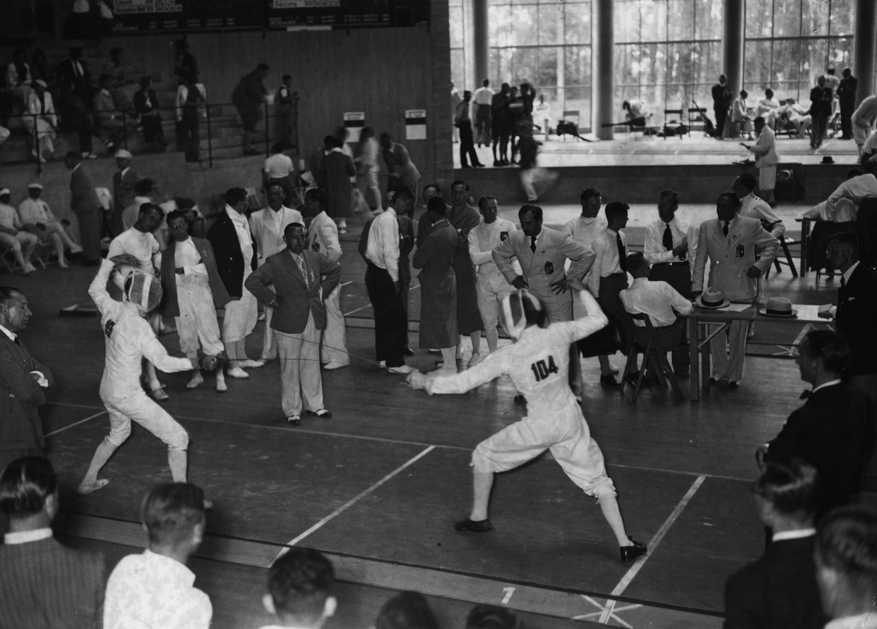 Image ancienne d'un duel d'escrime