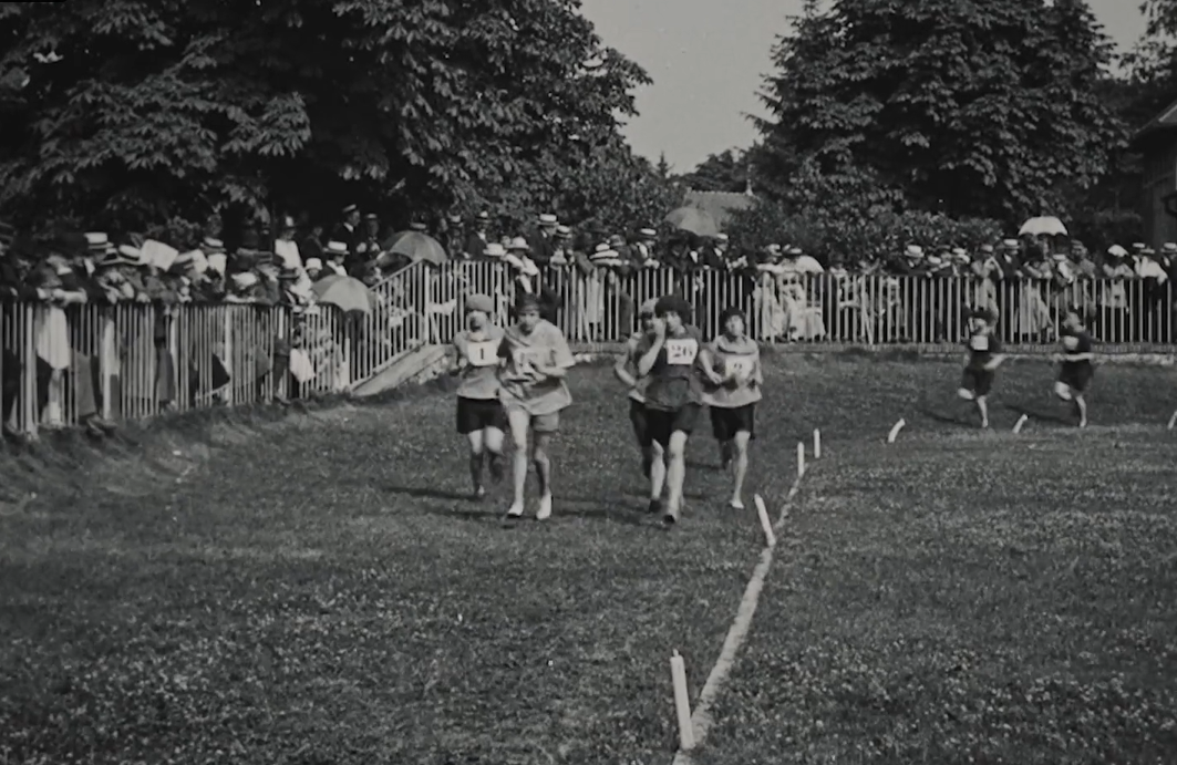 Photo de coureuses en noir et blanc