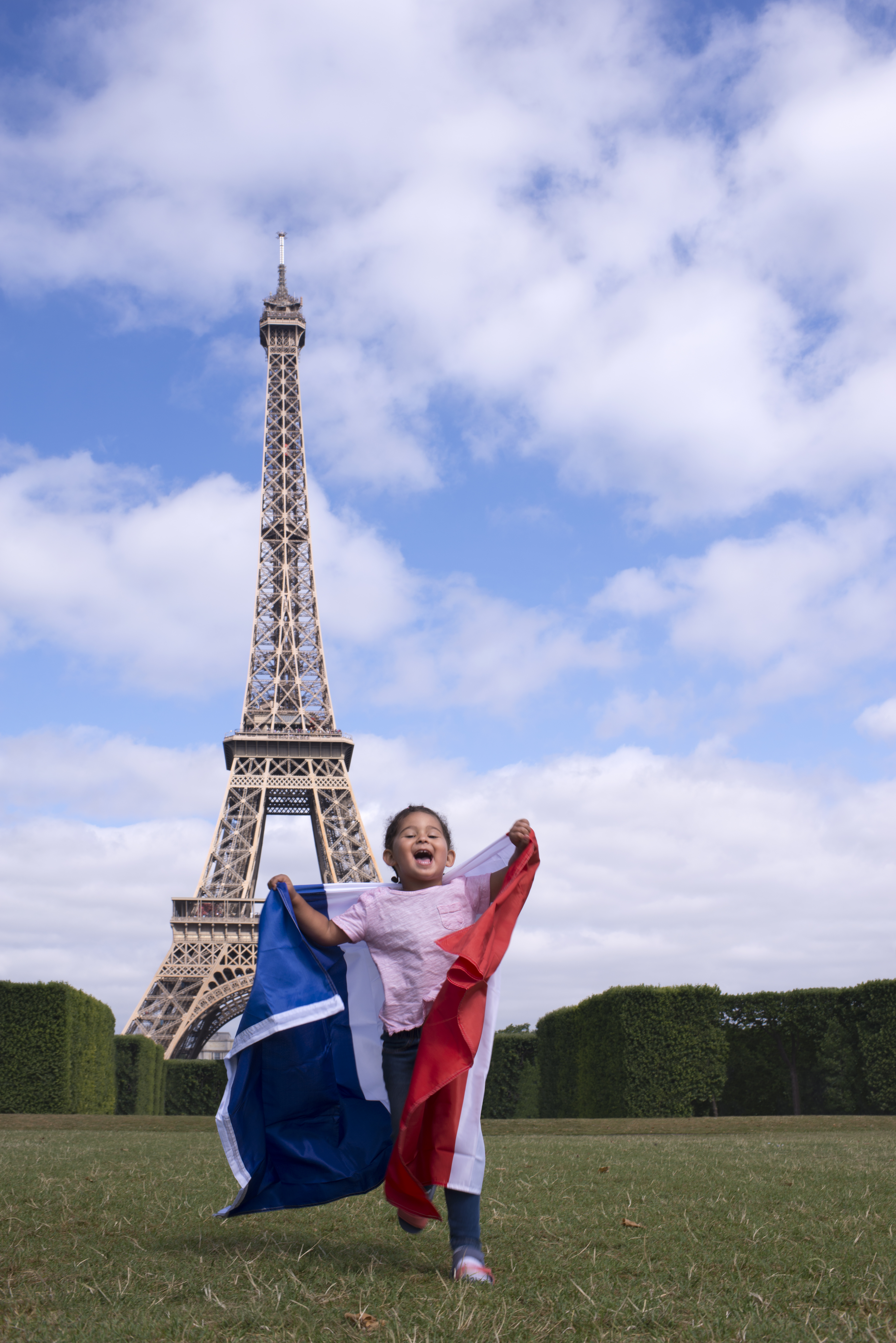 petit fille tour eiffel