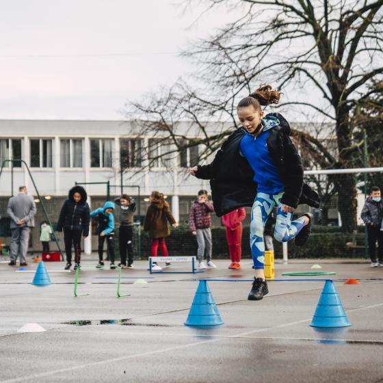 Course dans la cour de récréation