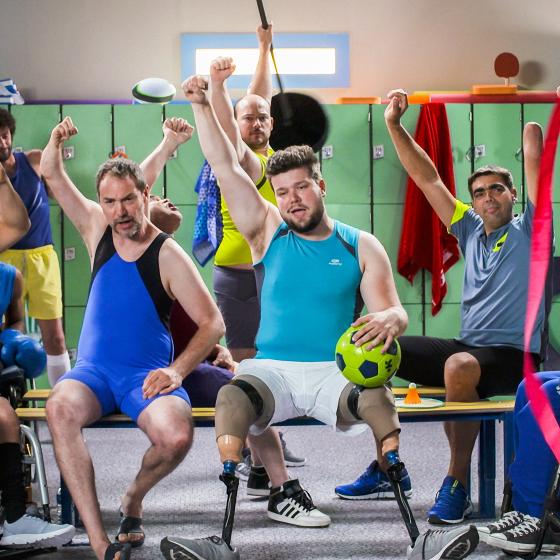 Photo d'équipe dans un vestiaire de piscine