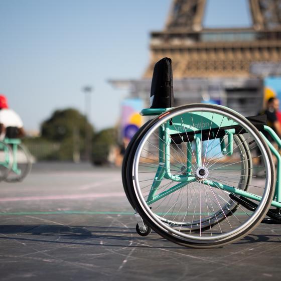 Fauteuil roulant devant la Tour Eiffel