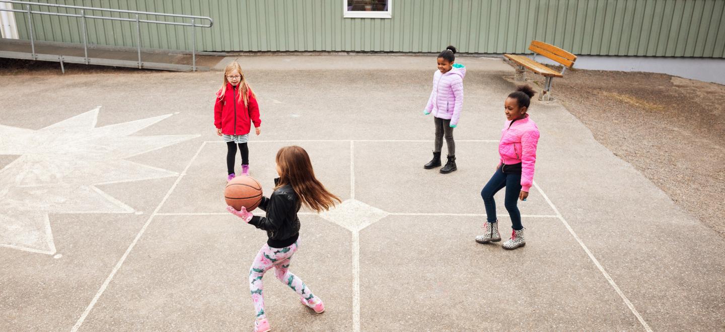 Petites filles jouant au basket