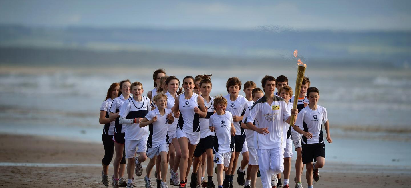 enfants, flamme et plage