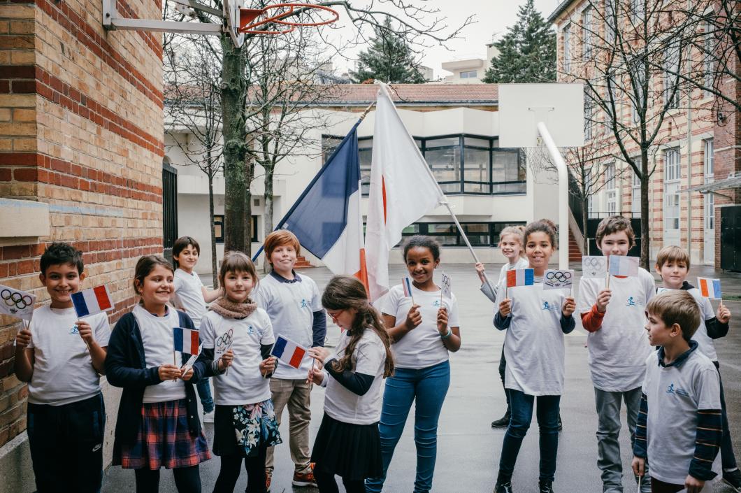 Enfants aux couleurs de la délégation olympique