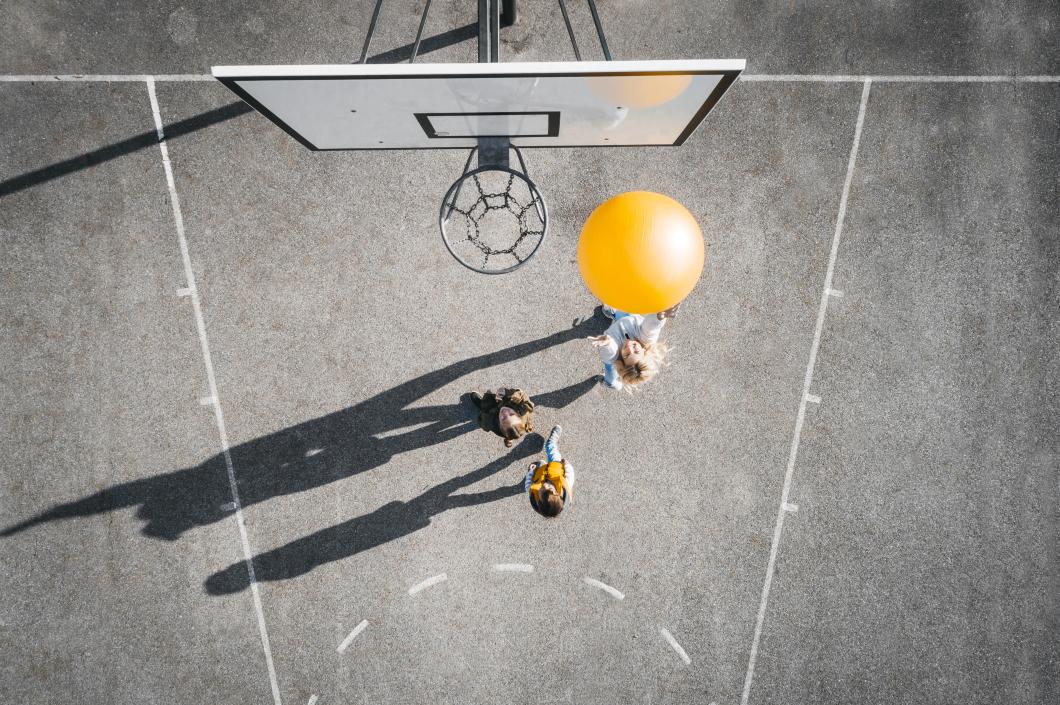 Cours d'école avec ballon