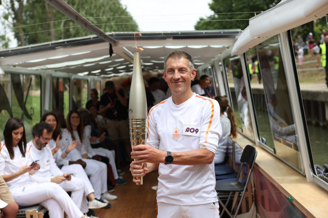 Philippe porte la flamme olympique