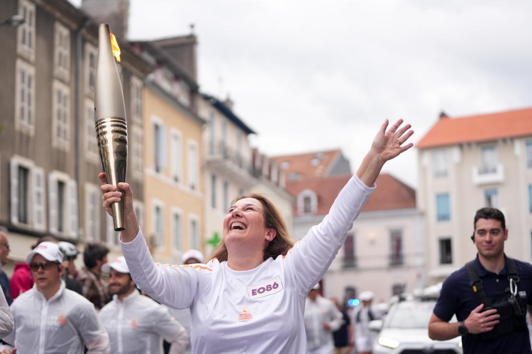 Valérie porte la flamme olympique