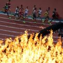 Flamme olympique et coureurs