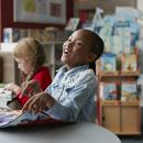 Enfant rieur qui lit