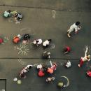 Enfants dessinant dans une cour de récréation