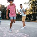 Enfants jouant à la marelle 2