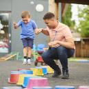 Professeur et enfant maternelle