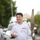 Aditya Geoffroy porte la flamme olympique