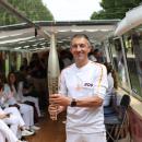 Philippe porte la flamme olympique