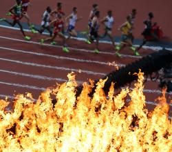 Flamme olympique et coureurs