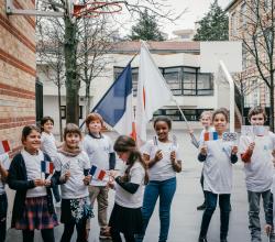 Enfants aux couleurs de la délégation olympique