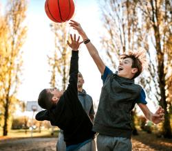 Enfants jouant au basket