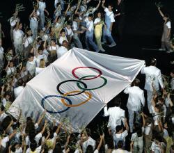 Drapeau anneaux olympiques cérémonie