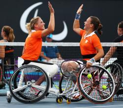 Deux joueuse de tennis fauteuil se checkent