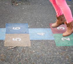 Enfant jouant à la marelle