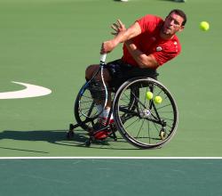 Service en tennis fauteuil