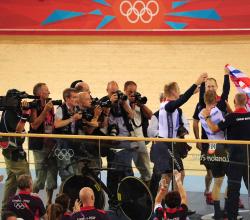 Plusieurs photographes capturent la victoire d'un athlère de Grande bretagne