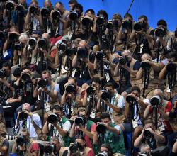 De nombreux photographes tournés vers un même objectif