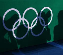 Ombre de plusieurs photographes sur les anneaux olympiques
