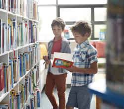 Ecoliers à la bibliothèque
