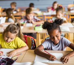 Ecolières en classe