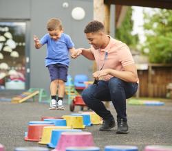 Professeur et enfant maternelle